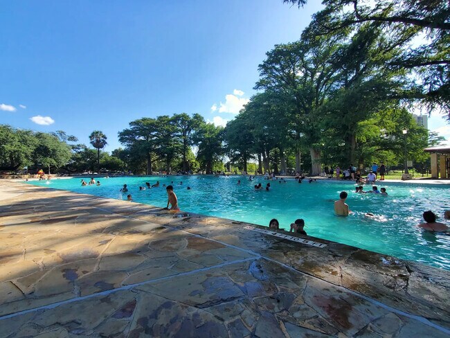 Piscina del Parque San Pedro - 1107 W Russell Pl