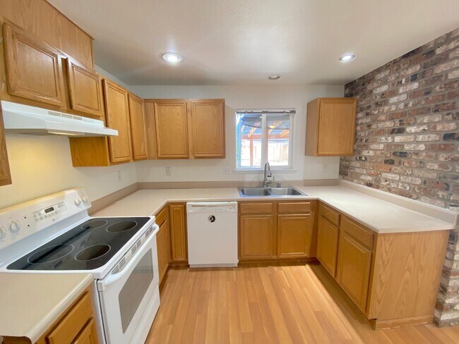 Building Photo - Large 2 Story House - Central Sparks - Yar...