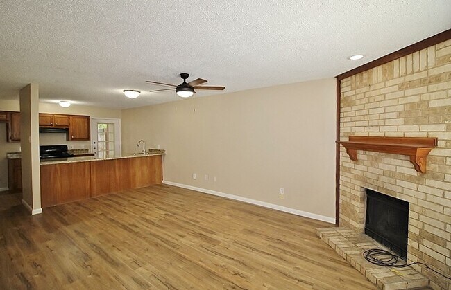 Building Photo - Recently Remodeled 2-Story 2/1.5 Townhome ...