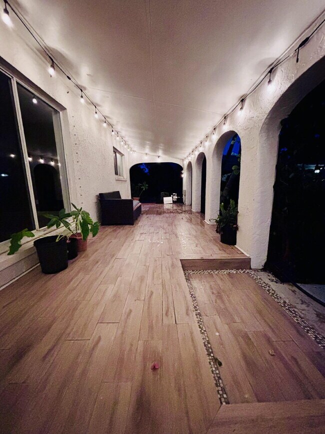 Foto del edificio - Coastal 4-Bedroom Oasis – Walk to the Beach!