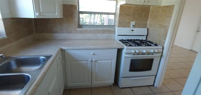 Building Photo - 830 NW 38th Ave