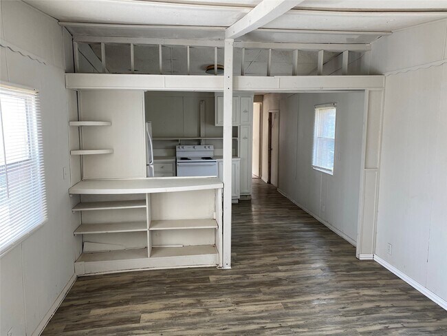 Foto del edificio - 310 Harris Rd