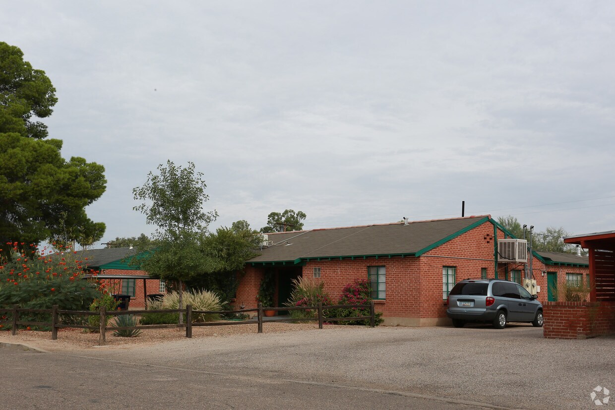 Primary Photo - 4125-4127 E Brown Way