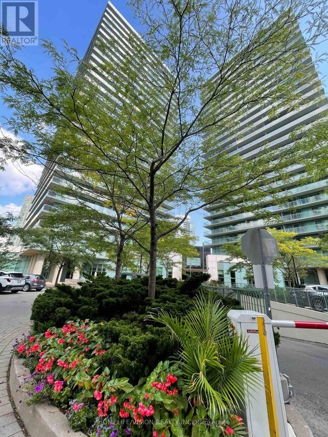 Building Photo - 5508-5508 Yonge St