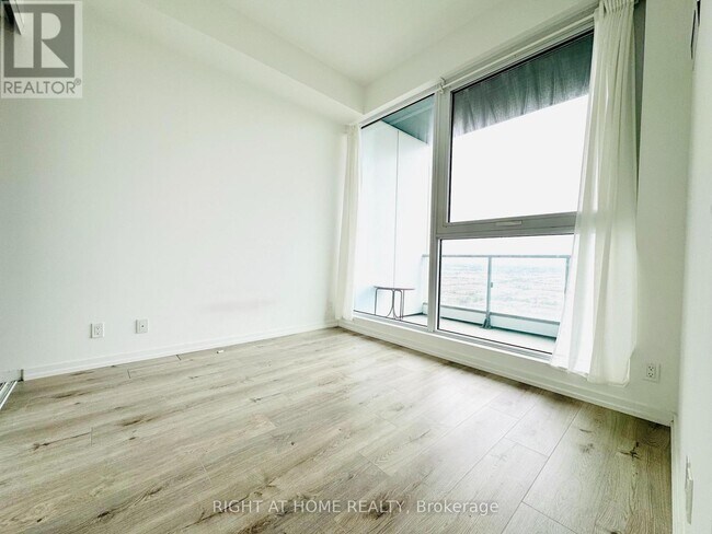Photo du bâtiment - 1000 Portage Pkwy
