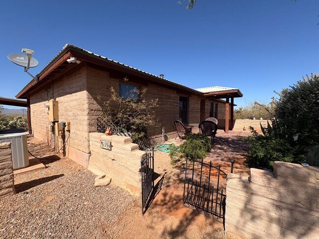 Foto del edificio - Desert Home on 3.3 Acres with Rooftop Views & Unique Rammed Earth Design