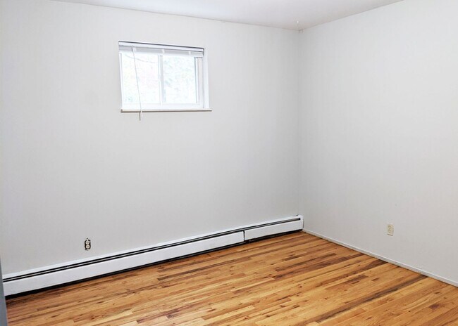 Foto del edificio - 3233 Whitfield Ave