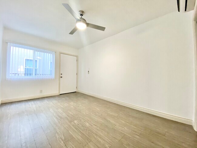 Foto del edificio - 1136 N Ogden Dr