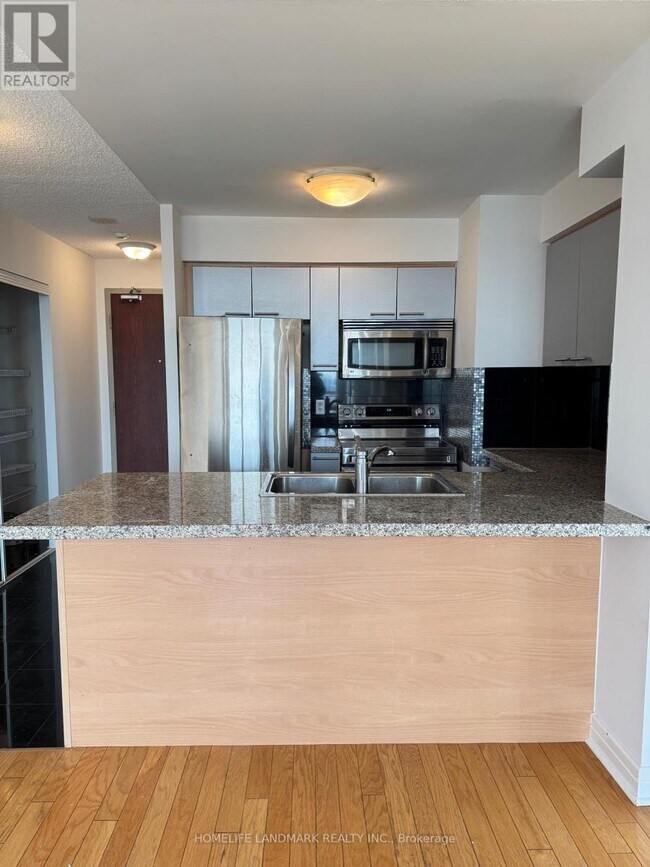 Photo du bâtiment - 16 Harrison Garden Blvd