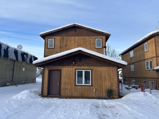 back parking/ laundry - 1121 20th Ave