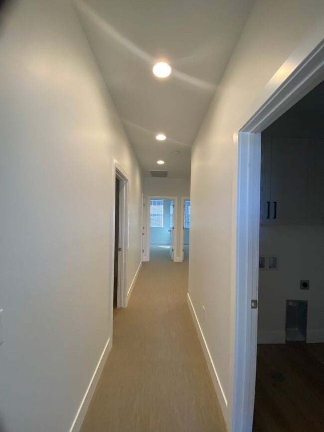 Building Photo - Beautiful 3 Bedroom 2.5 Bathroom TownHome!
