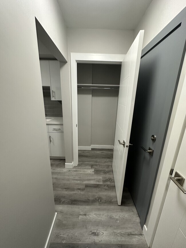 Photo du bâtiment - 11110-68 68 Ave NW