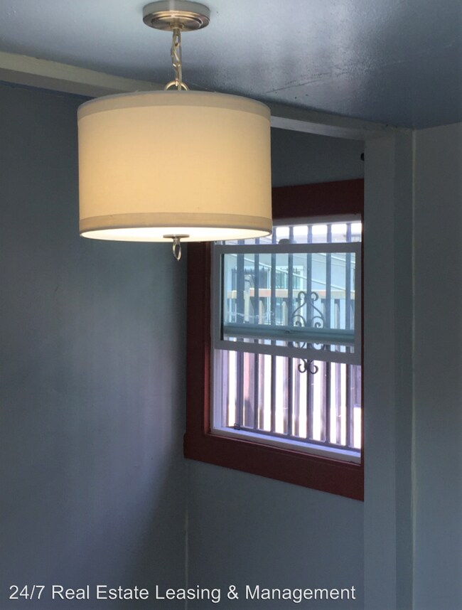 Building Photo - 1311 1/2-1311 1/2 E 55th St