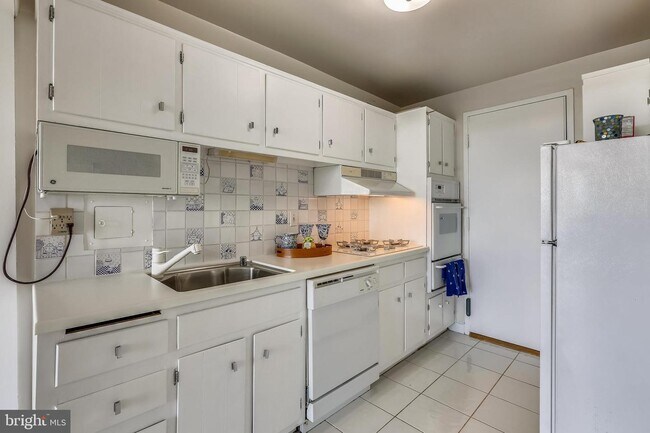 Building Photo - 10201 Grosvenor Pl