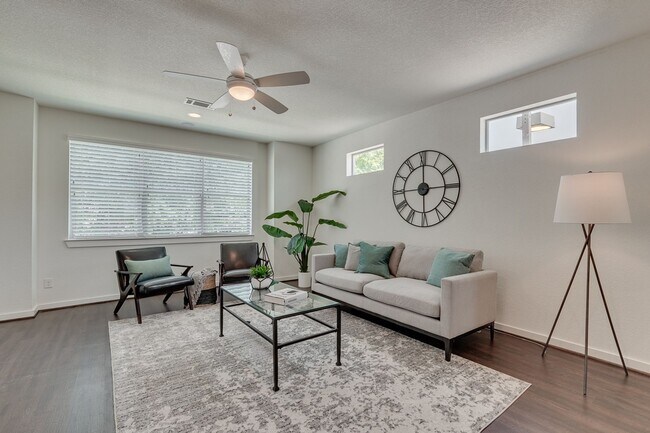 Foto del edificio - 2702 Forest Park Blvd