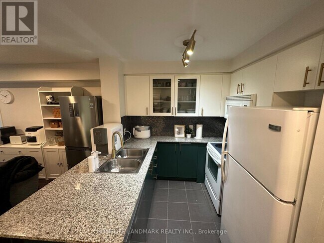 Building Photo - 5793 Yonge St