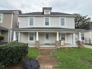 Building Photo - 711 Park St