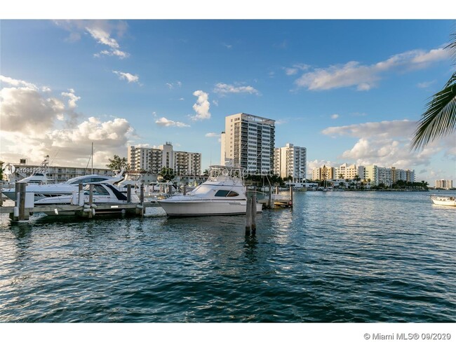 Foto del edificio - 7900 Harbor Island Dr