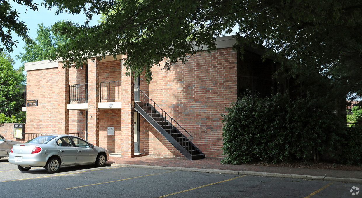 Foto del edificio - Hawthorne Court Condominiums