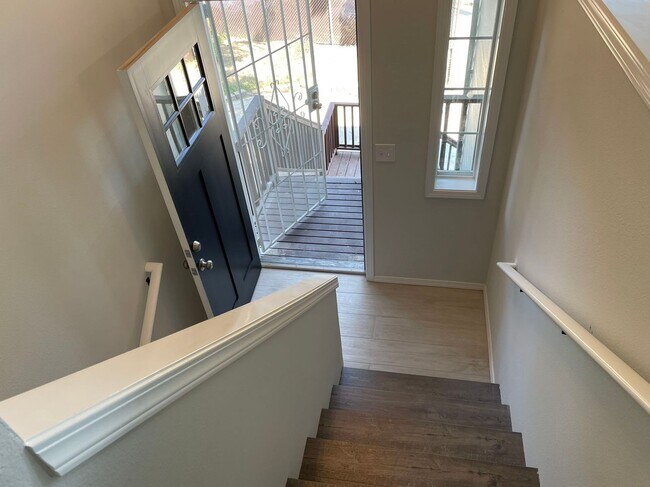 Building Photo - Newly renovated 9-bed, 4-bath house in U-d...