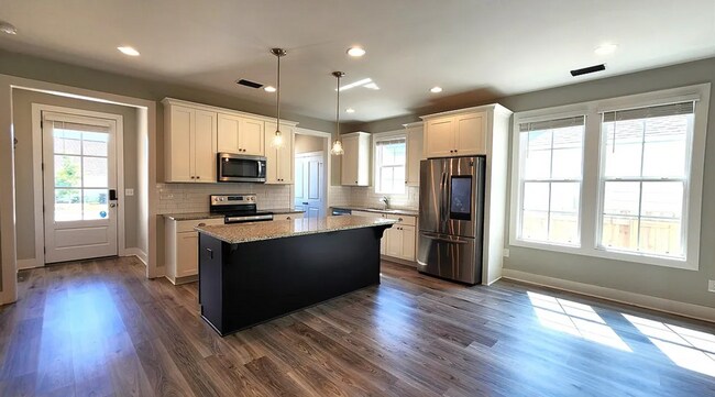 Building Photo - 648 Village Dr