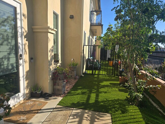 Foto del edificio - Fully Furnished 2 Bed, 2 Bath Townhome – 5...