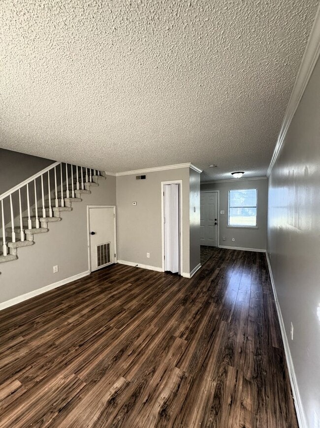 Building Photo - Move-In Special!! 1/2 Off First Month's Re...