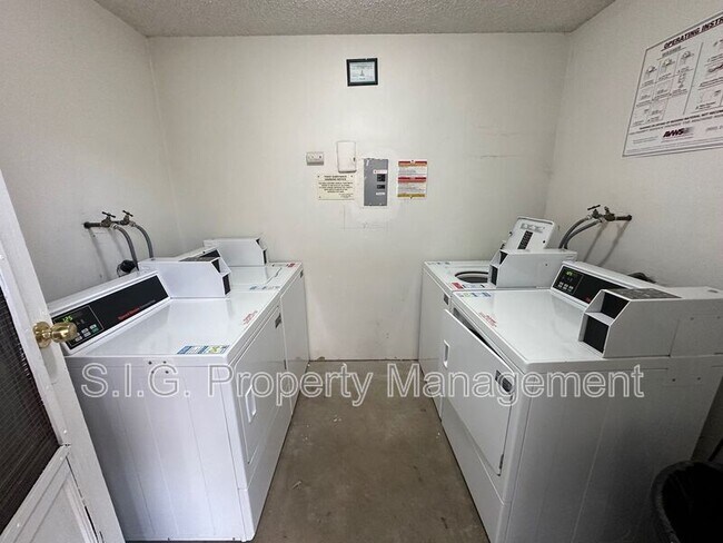 Foto del edificio - 10560 Sherman Grove