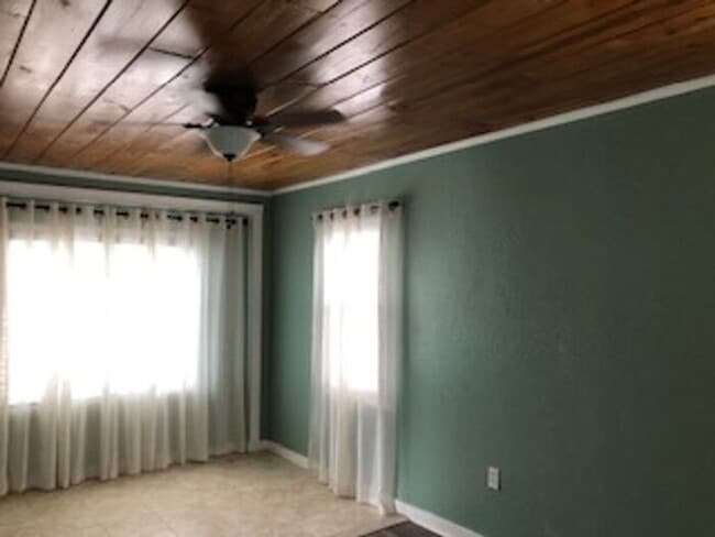 Building Photo - Great 1 bdrm home with HUGE lot!!