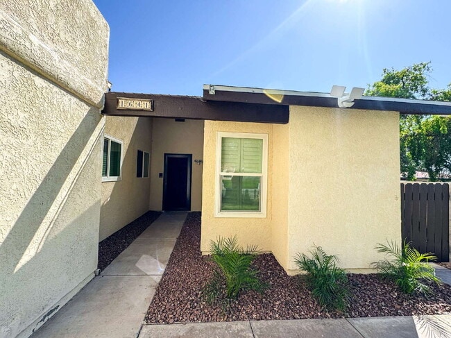 Foto del edificio - "Newly Updated 3-Bedroom Duplex with 2 Ful...