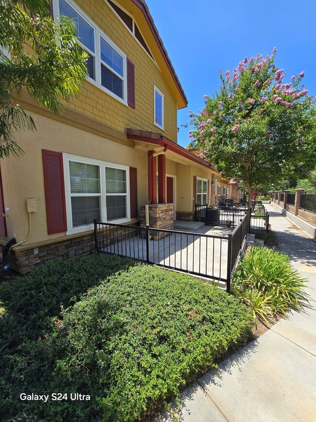 Building Photo - Welcome home to this beautifully designed ...