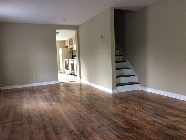 Foto del edificio - Economical twin home with great natural light, fresh paint, yard, creek