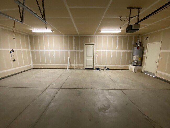 Building Photo - SE Visalia home Available Now!