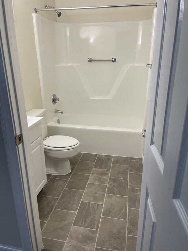 1 dormitorio con baño - Scott Gardens Apartments