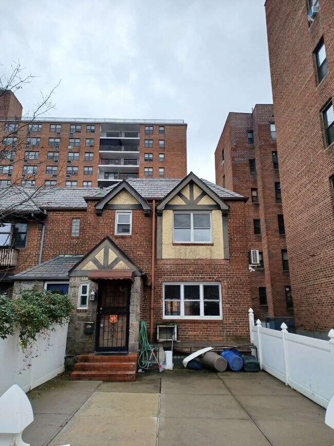 Foto del edificio - 6630 Wetherole St