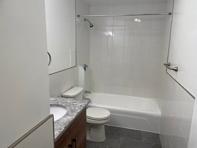 Building Photo - 60 Greentree Ln