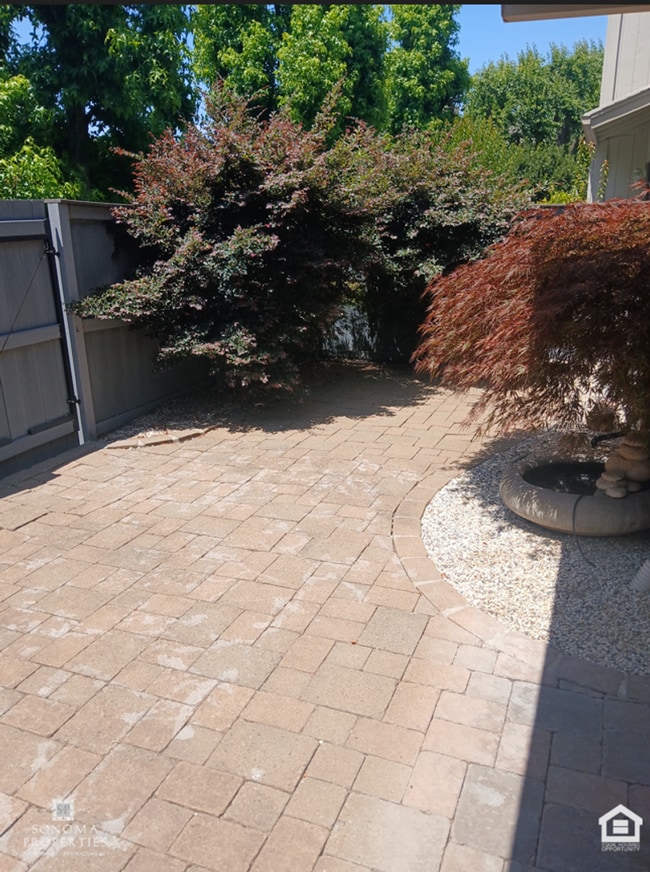 Foto del edificio - 3 Bedroom, 2.5 Bathroom Townhouse, Located...