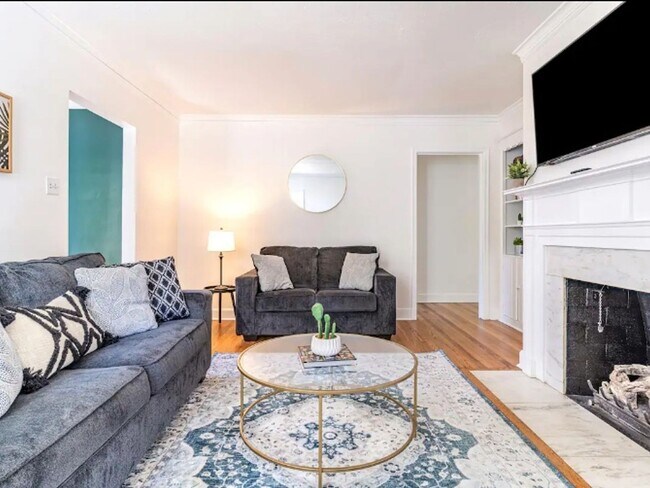 Building Photo - Charming 3 Bedroom Home in Memphis Near Co...