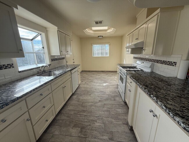 Foto del edificio - Great Location Near Hwy 41 – 3 Bedroom Home with Big Backyard!