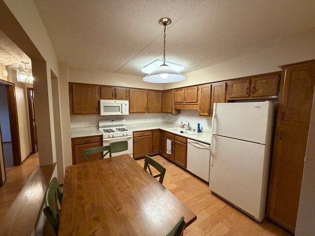 Foto del edificio - 6401 W Berteau Ave