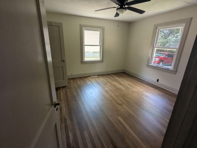 Building Photo - Remodeled 2 Bed 1 Bath Home Convenient Location