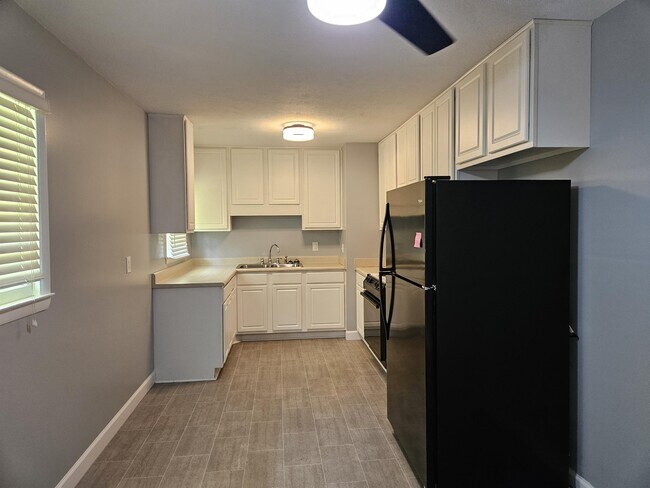 Building Photo - 3858 Red Oak Dr