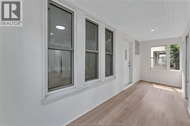 Photo du bâtiment - 1245 Giles Blvd E