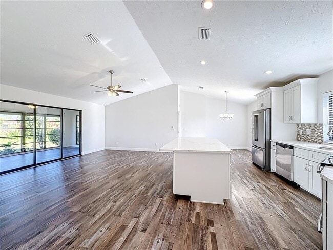 Foto del edificio - 1715 S Pebble Beach Blvd