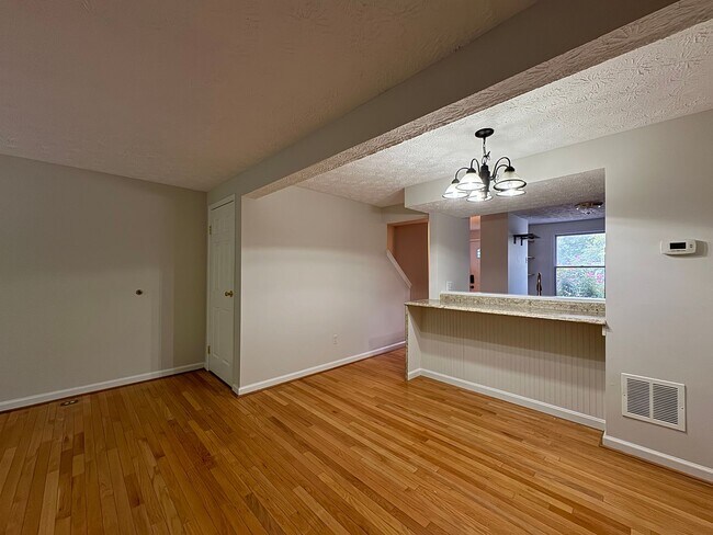 Foto del edificio - Charming 2 Bed 2 Bath Home Within Convenient Newington Commons Community