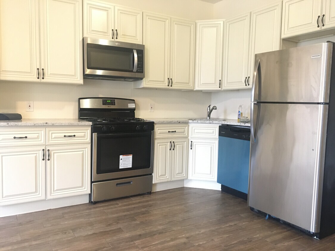 Foto principal - 166 Armstrong Ave