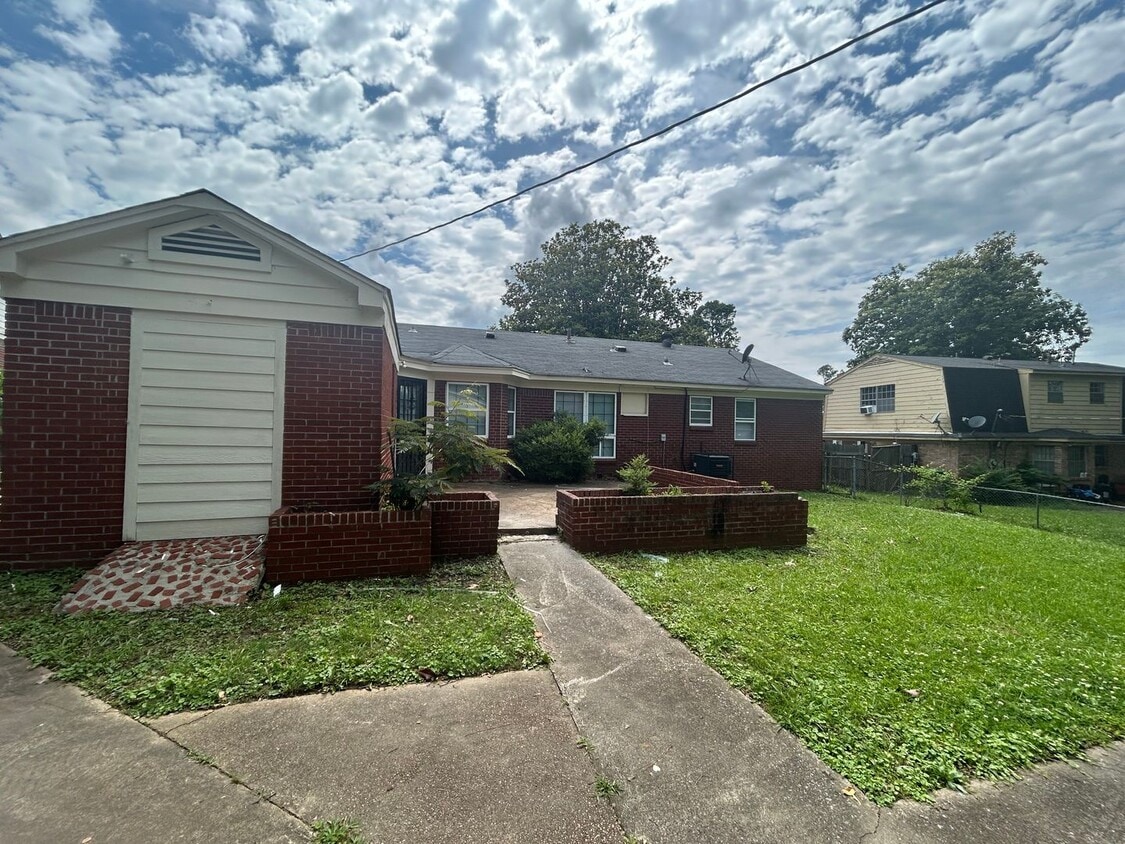 Building Photo - 4072 Twin Lakes Dr