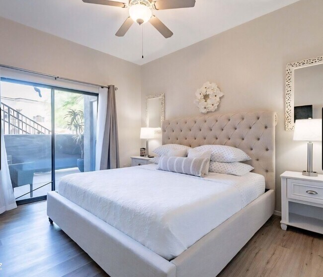 Foto del edificio - 2028 E River Rd