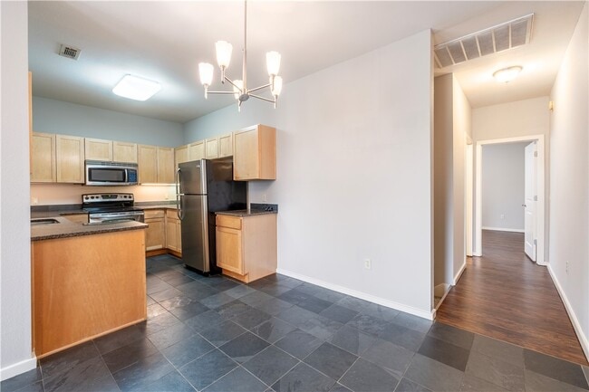 Building Photo - 40 E Maple St