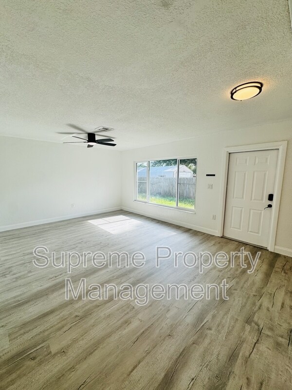 Building Photo - 3154 Pine Tree Ave